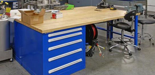 浦豐柜業(yè)幫助中國重汽動(dòng)力公司設計鉗工工作臺